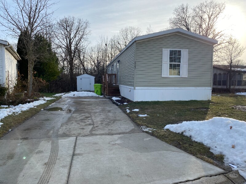 2267 S Sheeran Dr in Milford, MI - Building Photo