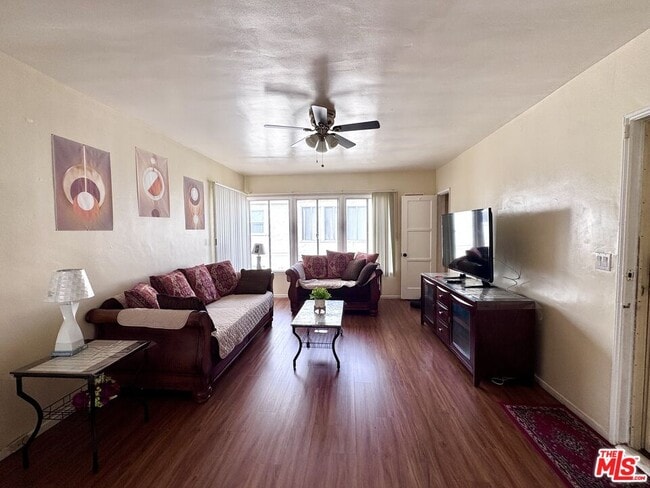 8211 Crenshaw Dr