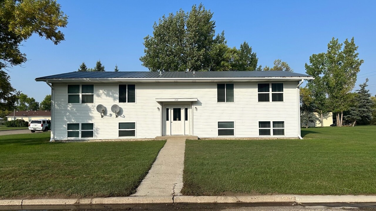 202 Railway St SW in Bowbells, ND - Building Photo