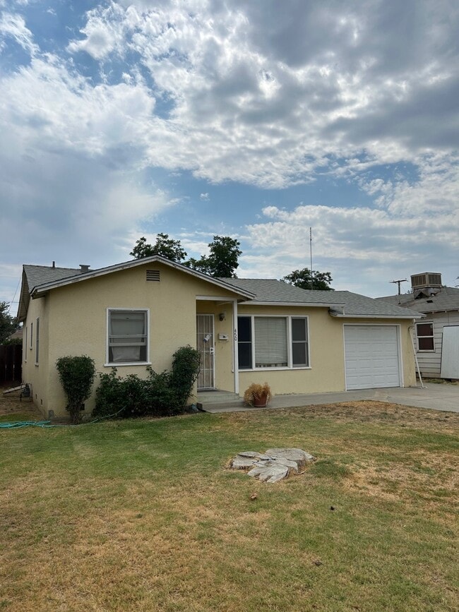 450 S Santa Clara St in Tulare, CA - Building Photo - Building Photo