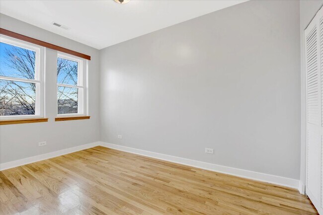 3918 N Kedvale Ave, Unit 2N in Chicago, IL - Foto de edificio - Building Photo
