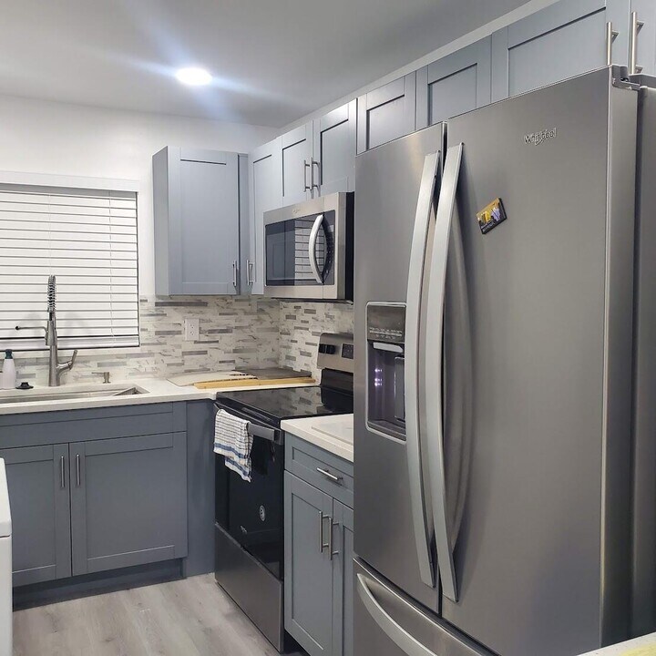 2001 Woolbright Rd in Boynton Beach, FL - Building Photo