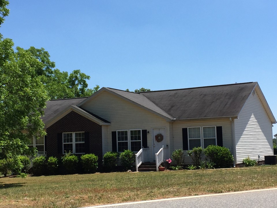 102 Innis Brook Dr in Easley, SC - Building Photo