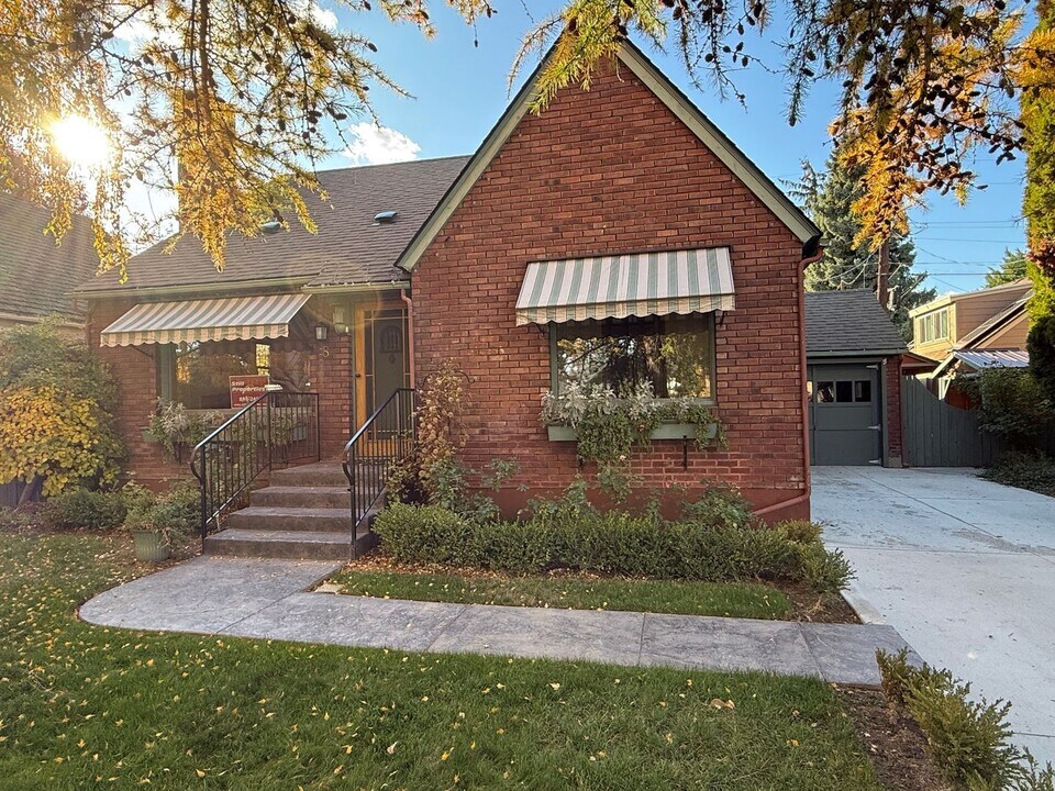 8 N Harrison St in Wenatchee, WA - Building Photo