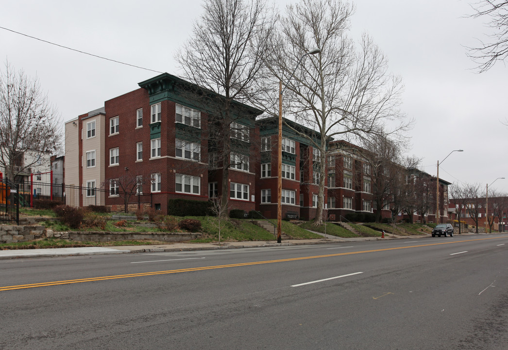 4008-4030 Troost Ave in Kansas City, MO - Building Photo