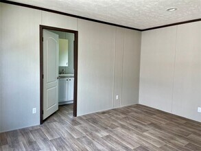 720 S Shanks St in Clute, TX - Building Photo - Building Photo