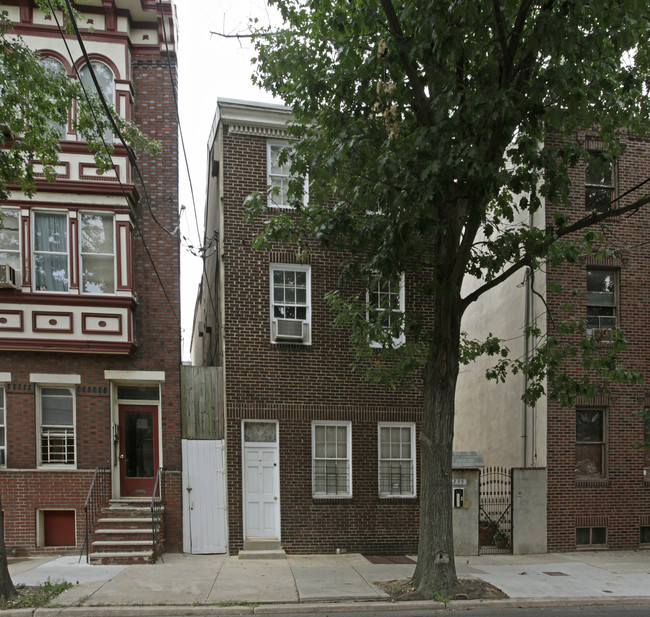 235 Christian St in Philadelphia, PA - Building Photo - Building Photo