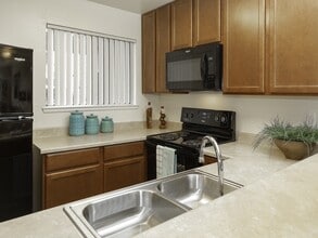 California Place Apartments in Sacramento, CA - Building Photo - Building Photo