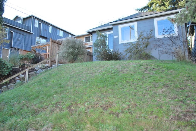 6027 6th Ave NE in Seattle, WA - Foto de edificio - Building Photo