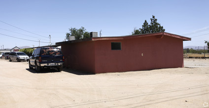 16167 Bear Valley Rd in Hesperia, CA - Foto de edificio - Building Photo