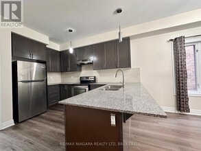 102 Cannery Dr in Niagara-On-The-Lake, ON - Foto de edificio - Building Photo