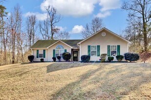 40 Elisabeth Way in Grantville, GA - Building Photo