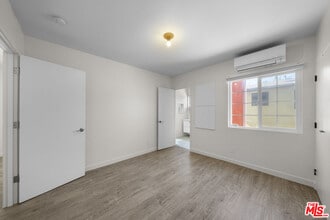 951 N Hoover St in Los Angeles, CA - Building Photo - Building Photo