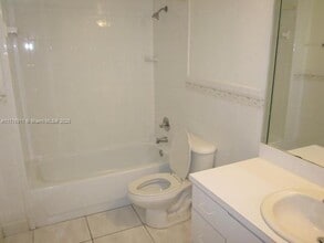 8201 NW 8th St in Miami, FL - Foto de edificio - Building Photo