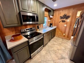 2162 SW Perry Ter, Unit Private Apartment in Stuart, FL - Foto de edificio - Building Photo