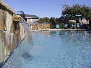 Water Ridge Apartments in Irving, TX - Foto de edificio - Building Photo