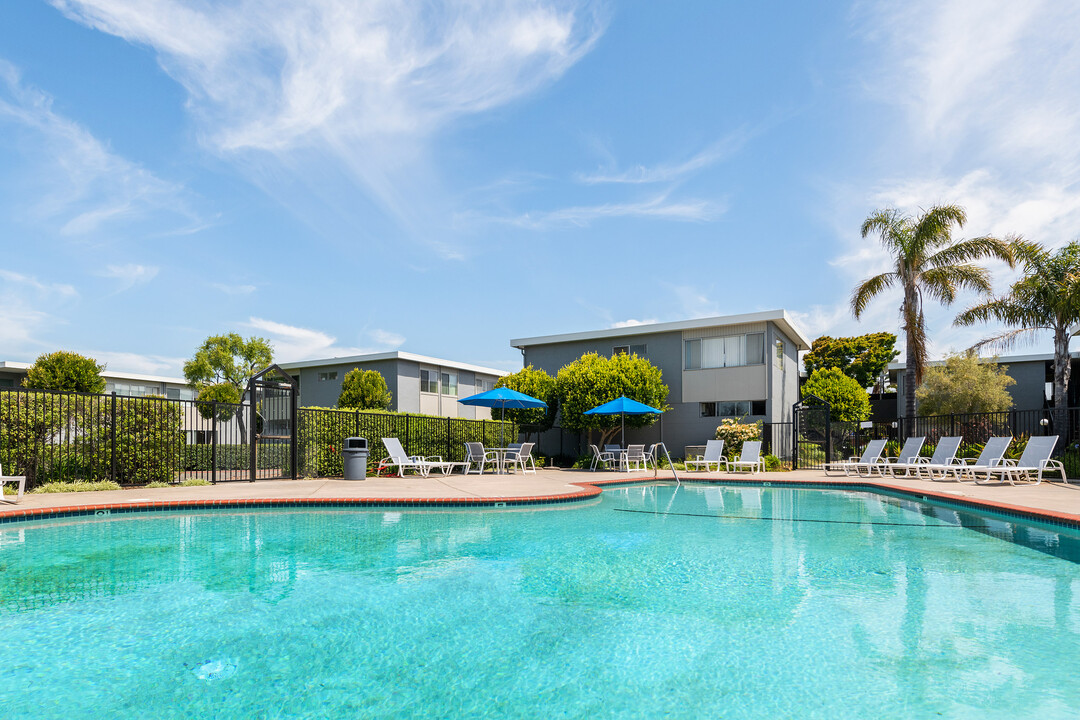 Wavecrest Lanai Apartments in Alameda, CA - Building Photo