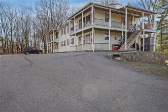 35 W Wrentham Rd in Cumberland, RI - Foto de edificio - Building Photo