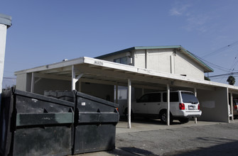 Saratoga Park Apartments in Montclair, CA - Building Photo - Building Photo