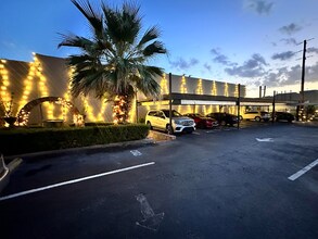 319 S Flores St, Unit 104 in San Antonio, TX - Building Photo - Building Photo