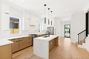 1407 Valleyridge Dr in Austin, TX - Building Photo