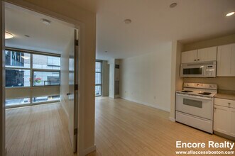 31 Essex St, Unit #404 in Boston, MA - Foto de edificio - Building Photo