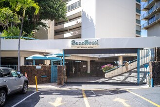 Sans Souci in Honolulu, HI - Building Photo - Building Photo