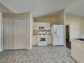 1051 Timber Trace Dr in Zephyrhills, FL - Building Photo - Building Photo
