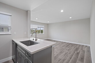 Charle Square Apartments in Costa Mesa, CA - Foto de edificio - Building Photo