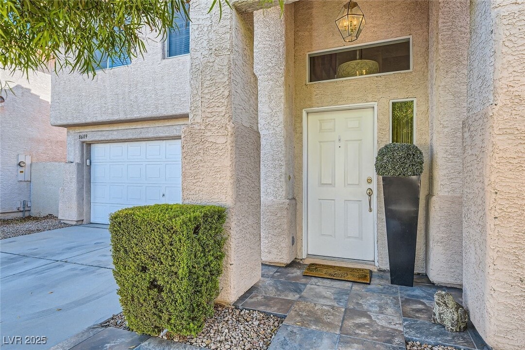 8609 Invierno Cir in Las Vegas, NV - Building Photo