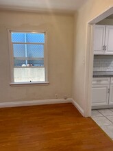 243 W Elm Ave, Unit 245 in Burbank, CA - Building Photo - Building Photo