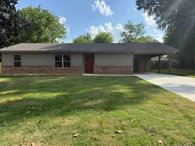 1002 Glencrest Ln in Longview, TX - Building Photo