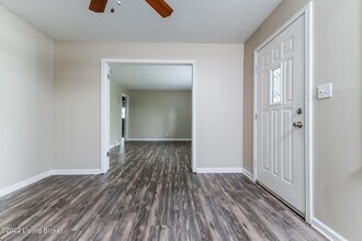 3213 Penhurst Dr in Shively, KY - Building Photo - Building Photo