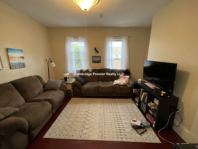 21 Thorndike St in Somerville, MA - Foto de edificio - Building Photo