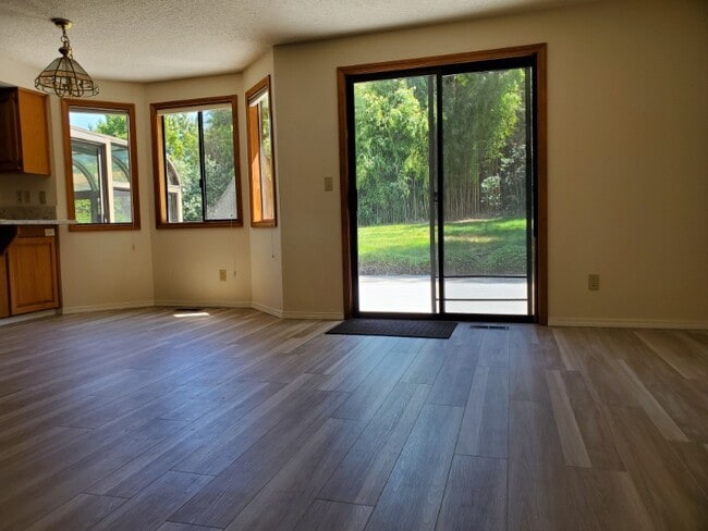 13250 SE 127th Ave in Clackamas, OR - Foto de edificio - Building Photo