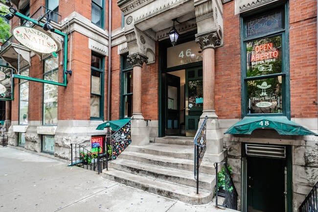 42 E Chicago Ave in Chicago, IL - Building Photo - Building Photo