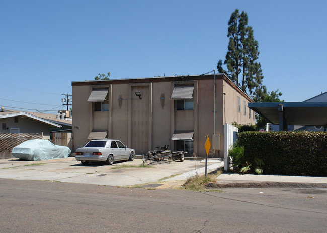 3277 Olive St in Lemon Grove, CA - Foto de edificio - Building Photo