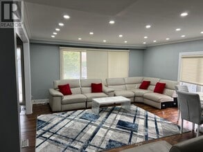 525 Cullen Ave in Mississauga, ON - Building Photo - Building Photo