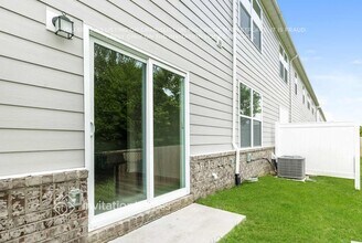 1040 Legacy Ct in Smyrna, TN - Foto de edificio - Building Photo