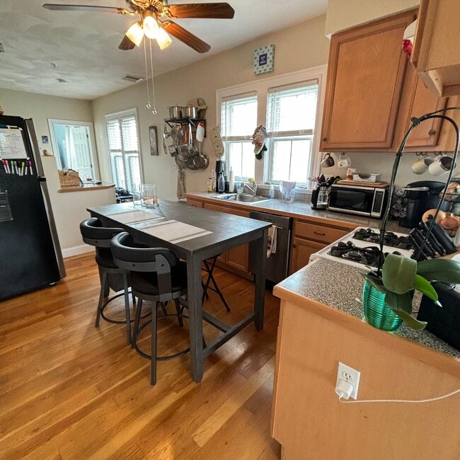 41 Atlantic Ave, Unit #2 in Marblehead, MA - Foto de edificio - Building Photo