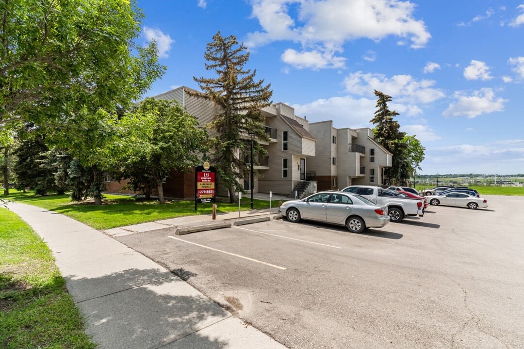 Cedar Ridge Apartments in Calgary, AB - Building Photo