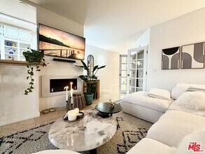 999 N Doheny Dr in West Hollywood, CA - Foto de edificio - Building Photo