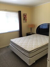129 Baywood Ave, Unit 2D4 in Pittsburgh, PA - Building Photo - Building Photo