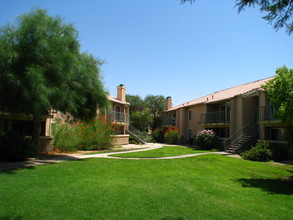 Desert Oasis Apartments in Palm Desert, CA - Foto de edificio - Building Photo