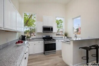 324 E Main St in New Braunfels, TX - Building Photo - Building Photo