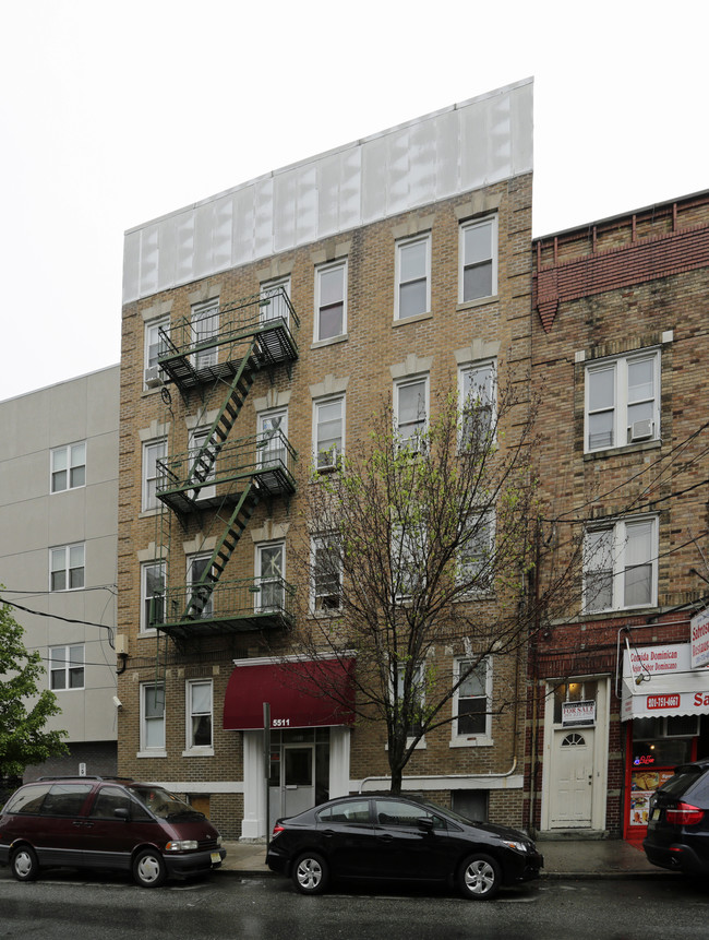 5511 Hudson Ave in West New York, NJ - Foto de edificio - Building Photo