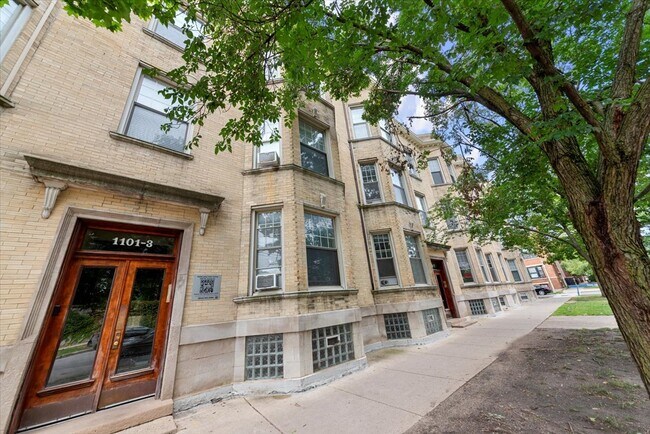 1055 W Grace St in Chicago, IL - Building Photo - Building Photo