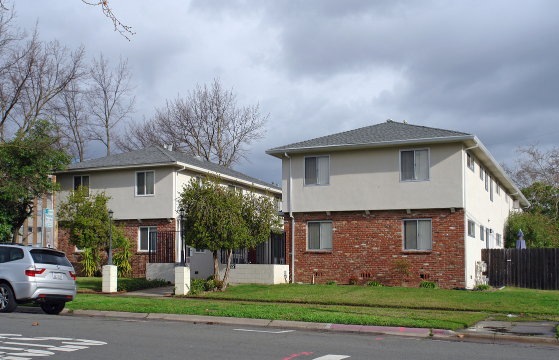 2549-2551 Sloat Way in Sacramento, CA - Building Photo