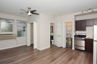 1655 N Humboldt Blvd, Unit J02P in Chicago, IL - Foto de edificio - Building Photo