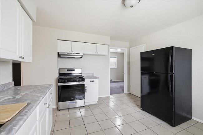 101 W Meinecke Ave, Unit 105 in Milwaukee, WI - Building Photo - Building Photo